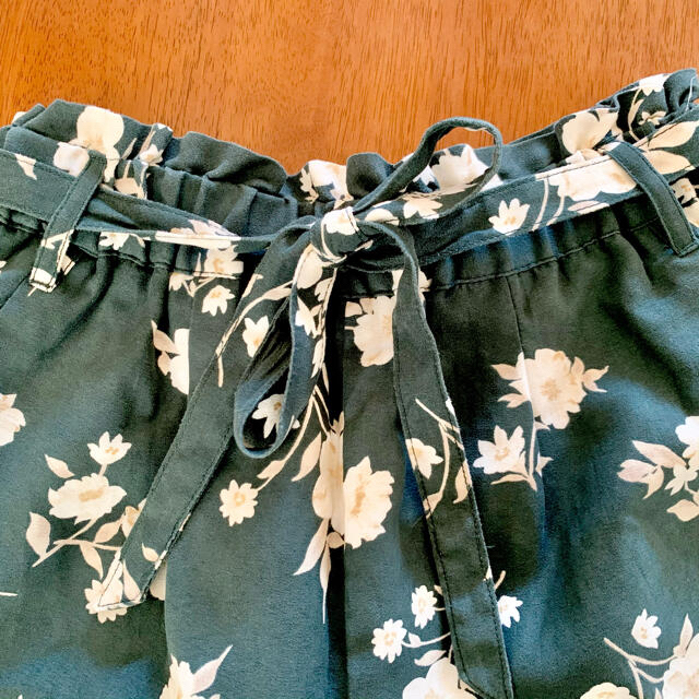 HONEYS(ハニーズ)のHoneys ハニーズ 花柄 緑 キュロットパンツ スカート レディースのパンツ(キュロット)の商品写真