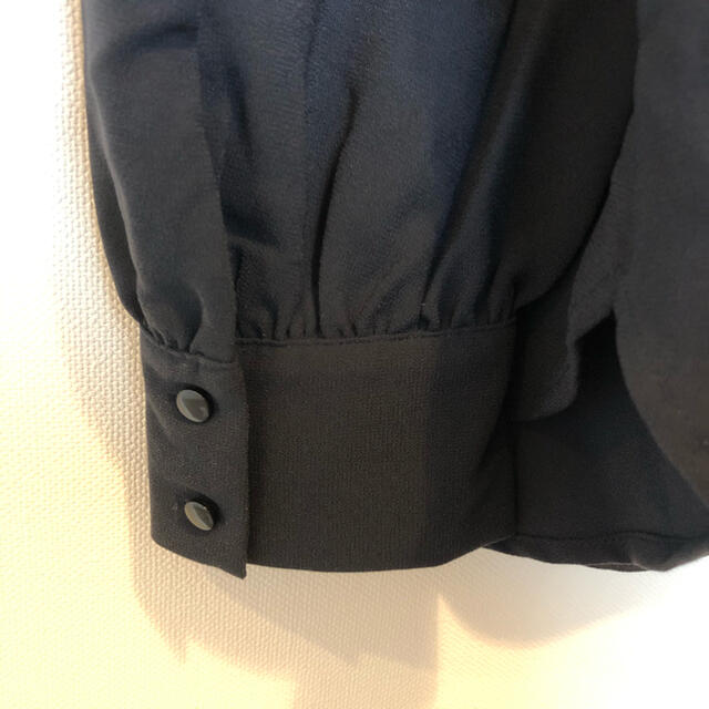 GU(ジーユー)のGU  ボリューム袖ブラウス　紺色 レディースのトップス(シャツ/ブラウス(長袖/七分))の商品写真