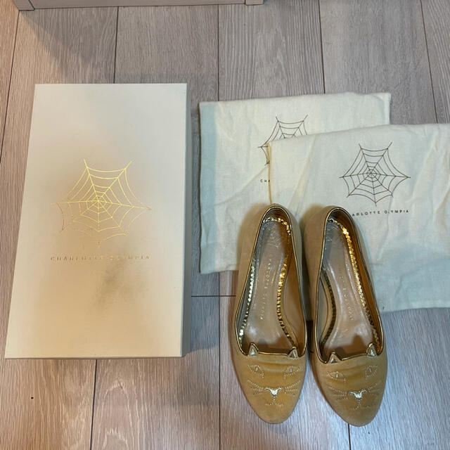 Charlotte Olympia(シャルロットオリンピア)のりんさん◡̈⃝シャーロットオリンピア 猫フラットシューズ　ベージュ レディースの靴/シューズ(バレエシューズ)の商品写真