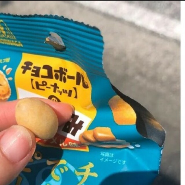 森永製菓(モリナガセイカ)のチョコボールのなかみ〈塩キャラメル味〉10袋 食品/飲料/酒の食品(菓子/デザート)の商品写真