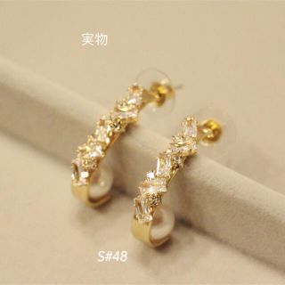 ヨンドシー(4℃)のS#48、パール、キラキラゴールド ピアス(ピアス)