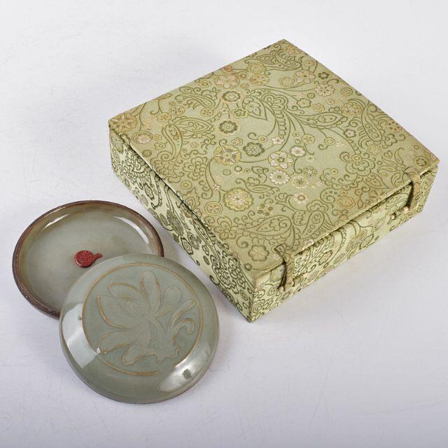 中国 哥窯青磁 粉青釉 花文 香合 C R3546 中国 哥窯青磁 粉青釉 花文 香合 C R3546