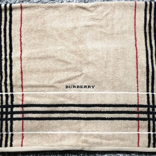 BURBERRY(バーバリー)の本日限定値下げ！！新品　バーバリー　バスタオル インテリア/住まい/日用品の日用品/生活雑貨/旅行(タオル/バス用品)の商品写真