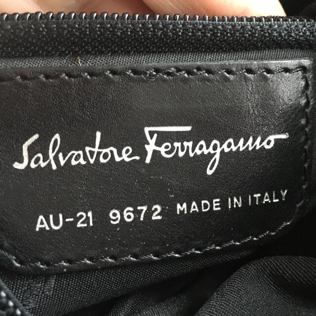 Salvatore Ferragamo(サルヴァトーレフェラガモ)のフェラガモ  スエード　ハンドバッグ　ブラック レディースのバッグ(ハンドバッグ)の商品写真