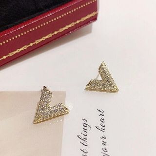【最高級】　Vモチーフ　ピアス ゴールド スタッドピアス　ジルコニア　レディース(ピアス)