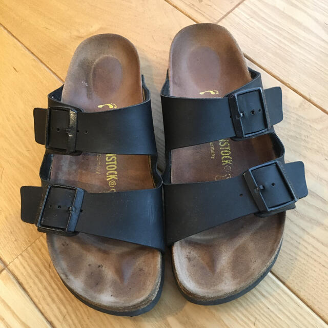 BIRKENSTOCK(ビルケンシュトック)のビルケンシュトック 24.5アリゾナ サンダル38 黒 レディースの靴/シューズ(サンダル)の商品写真