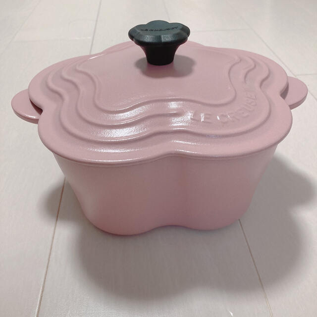 LE CREUSET(ルクルーゼ)のル・クルーゼ　ココットフルール　シュガーピンク　鍋　フラワー インテリア/住まい/日用品のキッチン/食器(鍋/フライパン)の商品写真