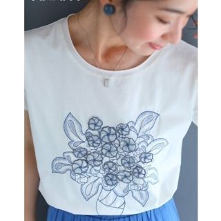 カワイイ(cawaii)のcawaii 咲き浮かぶ花のフラワーベ一スTシャツトップス(Tシャツ(半袖/袖なし))