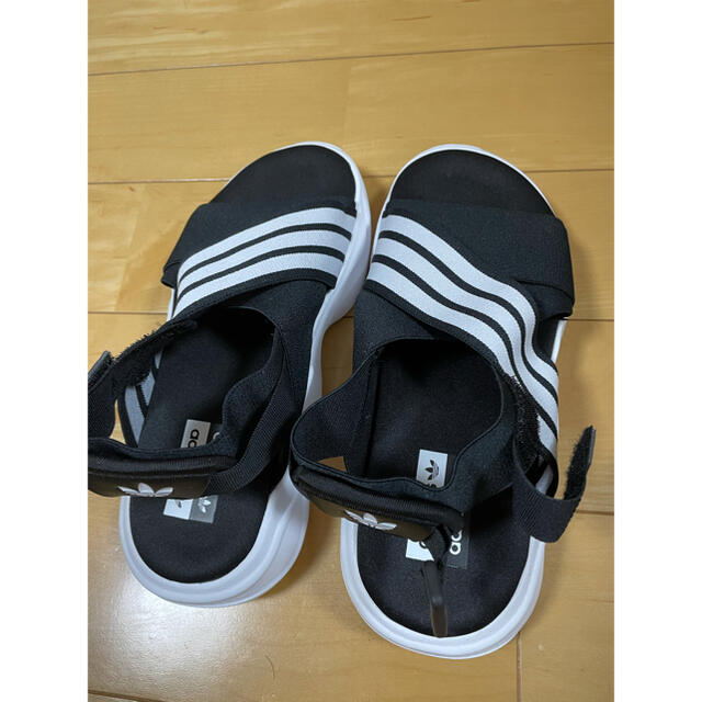 adidas(アディダス)のにこ様専用　　MAGMUR SANDALS ブラック ホワイト 23.5 レディースの靴/シューズ(サンダル)の商品写真