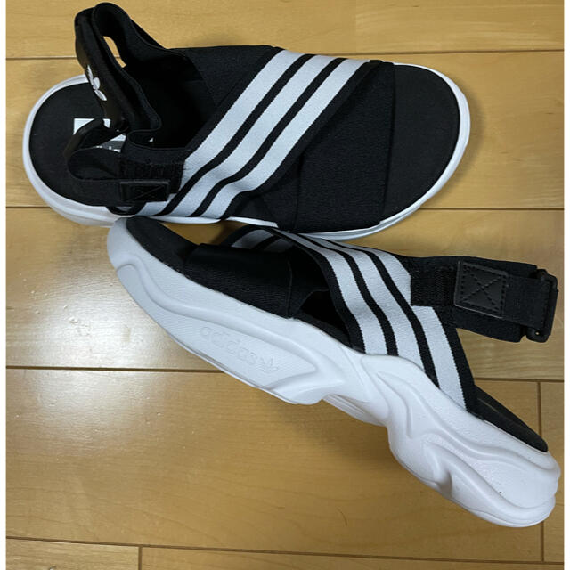 adidas(アディダス)のにこ様専用　　MAGMUR SANDALS ブラック ホワイト 23.5 レディースの靴/シューズ(サンダル)の商品写真