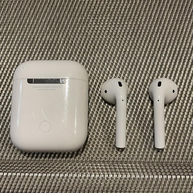 Apple(アップル)のAirpods   エアポッズ　第一世代 スマホ/家電/カメラのオーディオ機器(ヘッドフォン/イヤフォン)の商品写真