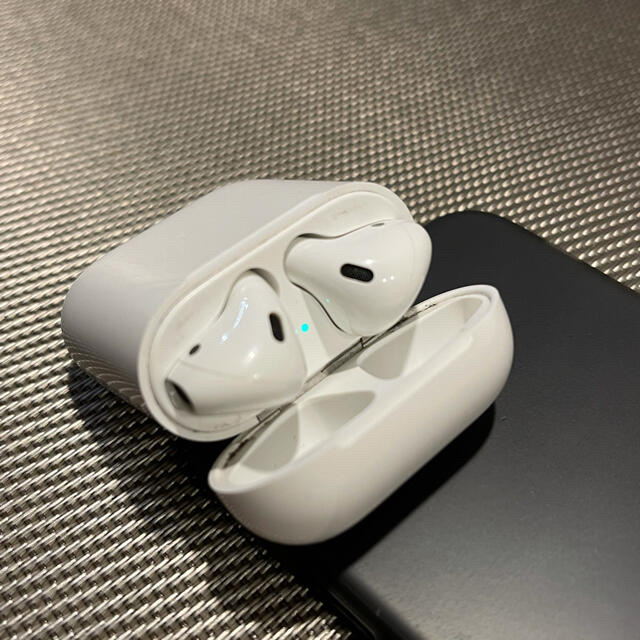 Apple(アップル)のAirpods   エアポッズ　第一世代 スマホ/家電/カメラのオーディオ機器(ヘッドフォン/イヤフォン)の商品写真