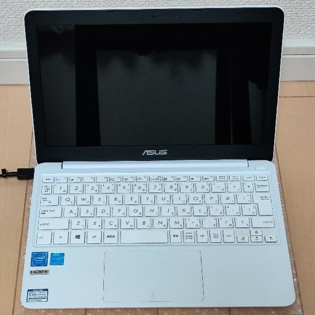 ★美品★薄型ケース／HDMIケーブル付★ ASUS VivoBook R209H