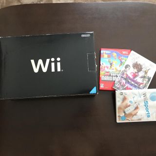 ウィー(Wii)のWii 本体+リモコン2つ+ソフト3本セット(家庭用ゲーム機本体)