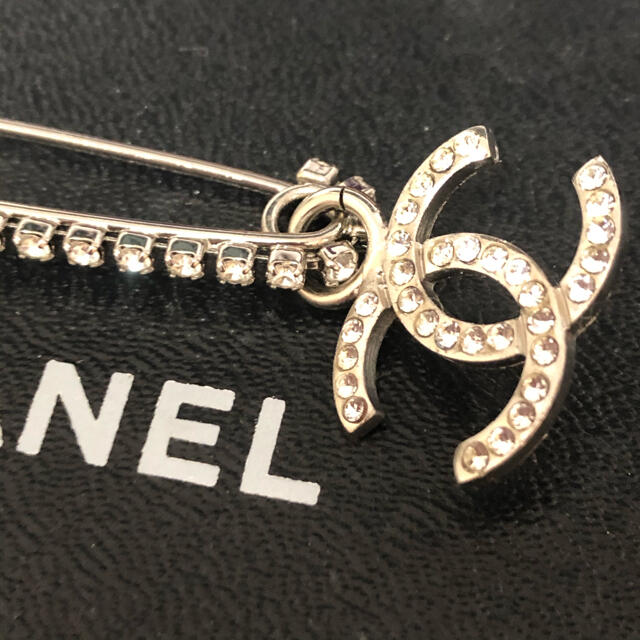 m様専用　他の人はキャンセル　CHANEL ピンブローチ　ビンテージ  未使用　 レディースのアクセサリー(ブローチ/コサージュ)の商品写真