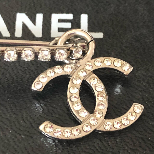 m様専用　他の人はキャンセル　CHANEL ピンブローチ　ビンテージ  未使用　 レディースのアクセサリー(ブローチ/コサージュ)の商品写真