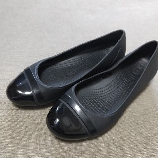 クロックス(crocs)のcrocs フラットシューズ パンプス ブラック W5(バレエシューズ)