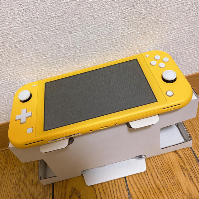 任天堂スイッチライト　黄色　イエロー　Switch lite