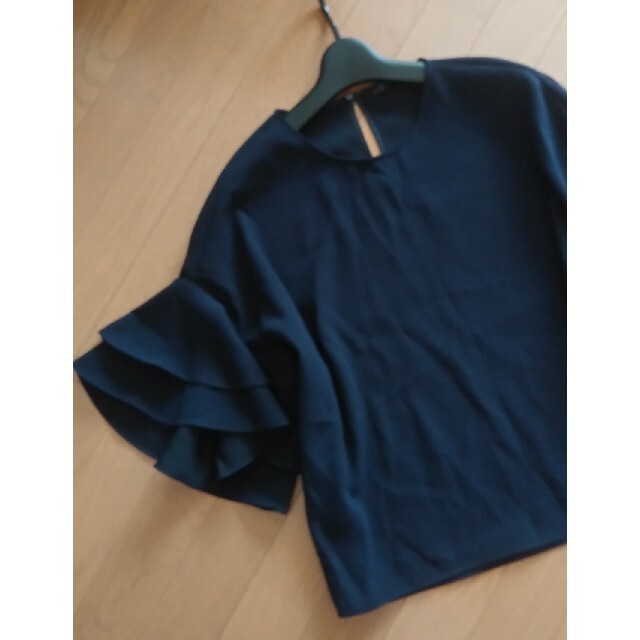 ZARA(ザラ)のZARA WOMAN★濃紺フリルスリーブ　トップス レディースのトップス(カットソー(半袖/袖なし))の商品写真