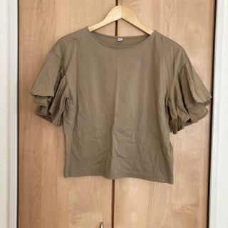 ユニクロ(UNIQLO)の二の腕カバー♡袖フリル♡ベージュ♡トップス(シャツ/ブラウス(半袖/袖なし))