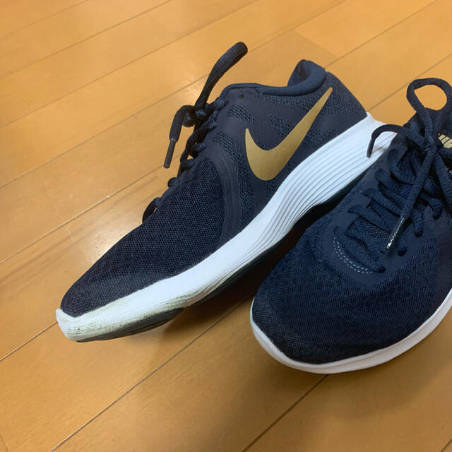 NIKE(ナイキ)のNIKE ナイキ　スニーカー　紺色×ゴールド レディースの靴/シューズ(スニーカー)の商品写真