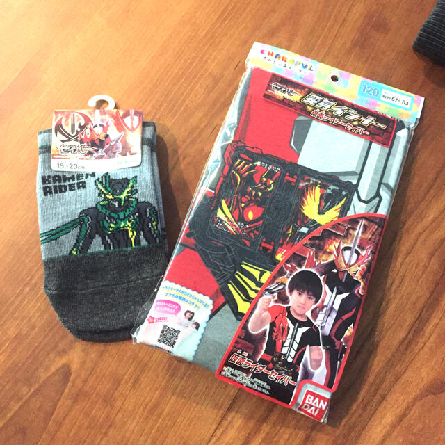 仮面ライダーセイバー 半袖シャツ&靴下セット キッズ/ベビー/マタニティのキッズ服男の子用(90cm~)(下着)の商品写真