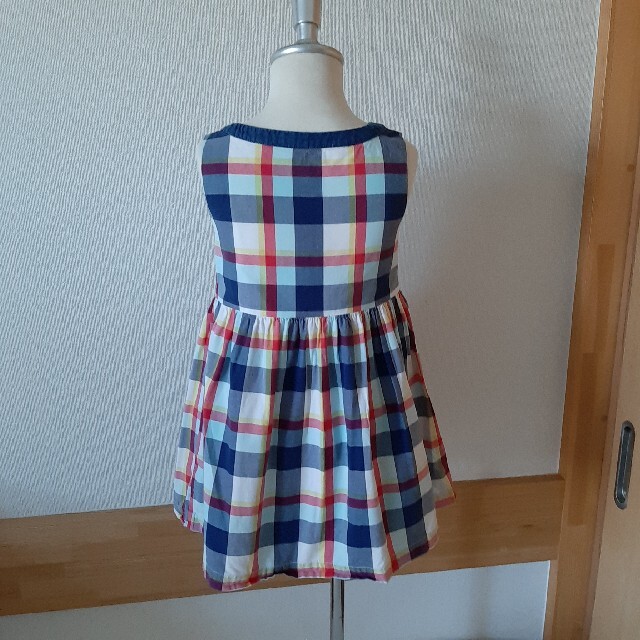 babyGAP(ベビーギャップ)のbabygap ギャザーが綺麗な夏チェックワンピース95cm100cm ユニクロ キッズ/ベビー/マタニティのキッズ服女の子用(90cm~)(ワンピース)の商品写真