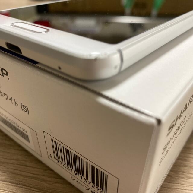 AQUOS(アクオス)の値下げ‼️SHARP SH-RM12 シルバーホワイト　楽天モバイル スマホ/家電/カメラのスマートフォン/携帯電話(スマートフォン本体)の商品写真