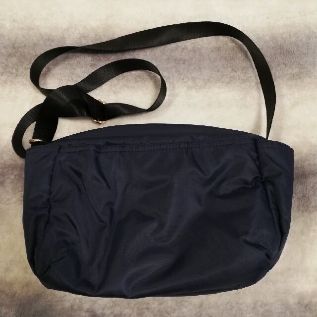 GU(ジーユー)のGU　10ポケット付き　ミニショルダーバッグ レディースのバッグ(ショルダーバッグ)の商品写真