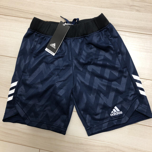 adidas(アディダス)の【新品】アディダス　ハーフパンツ　140 ネイビー キッズ/ベビー/マタニティのキッズ服男の子用(90cm~)(パンツ/スパッツ)の商品写真