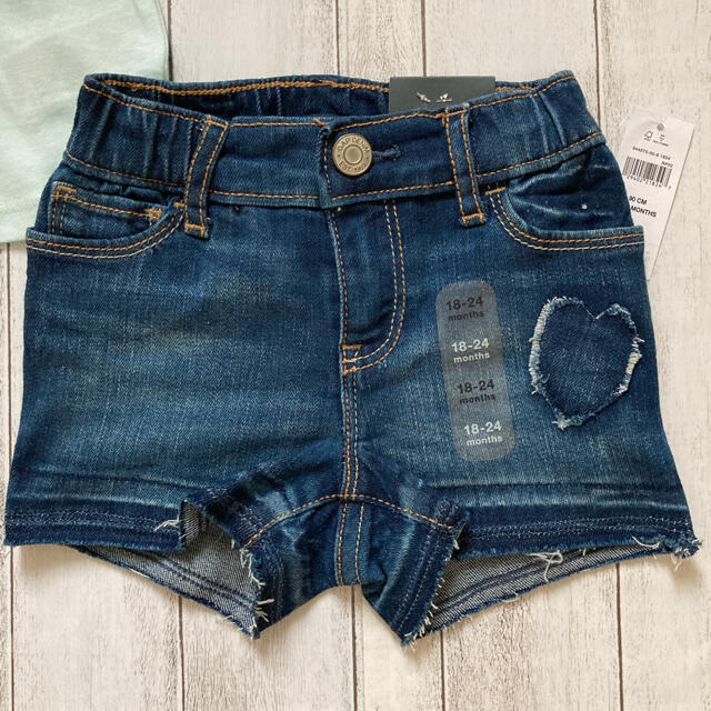 babyGAP(ベビーギャップ)の☆baby  GAP☆ 新品　トップス＆ショートパンツセット　90㎝   ハート キッズ/ベビー/マタニティのキッズ服女の子用(90cm~)(Tシャツ/カットソー)の商品写真