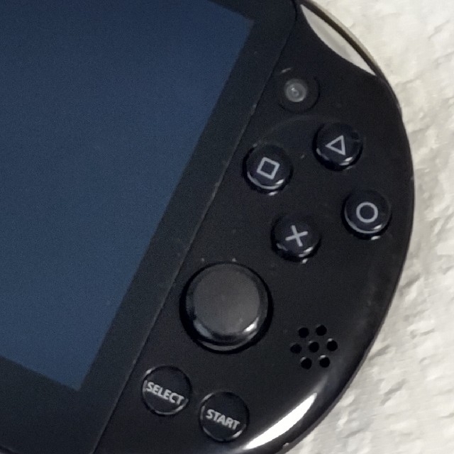 PlayStation Vita(プレイステーションヴィータ)のPS vita PCH-2000 本体　黒　Wi-Fiモデル　ジャンク品 エンタメ/ホビーのゲームソフト/ゲーム機本体(携帯用ゲーム機本体)の商品写真