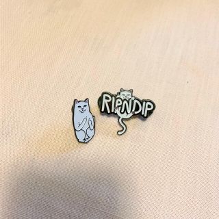 ステューシー(STUSSY)のRIPNDIP ピンバッジ(キャラクターグッズ)