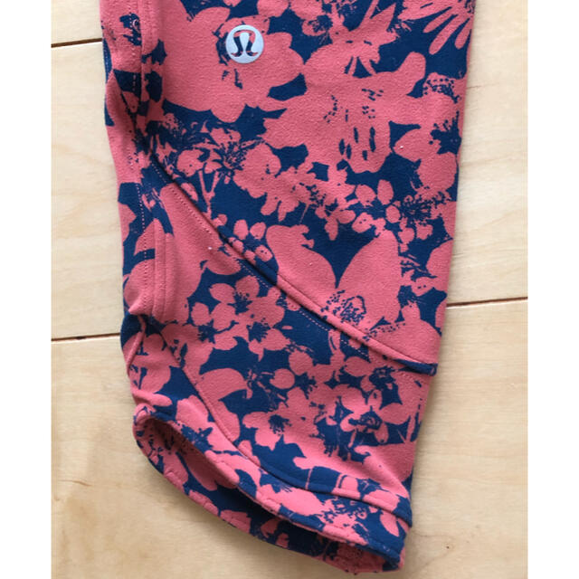 lululemon(ルルレモン)のlululemon ヨガレギンス6 (M)フラワー美品送料込 スポーツ/アウトドアのトレーニング/エクササイズ(ヨガ)の商品写真