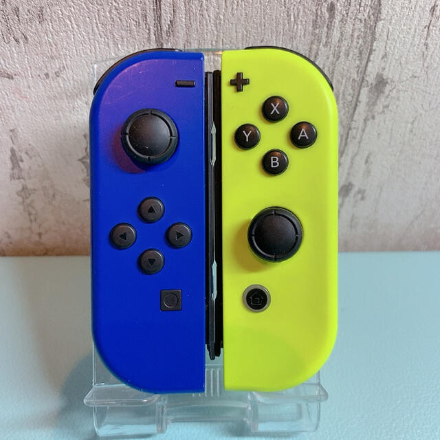 Nintendo Switch(ニンテンドースイッチ)の美品 人気カラー ブルー イエロー Switch 左右セット ジョイコン エンタメ/ホビーのゲームソフト/ゲーム機本体(その他)の商品写真