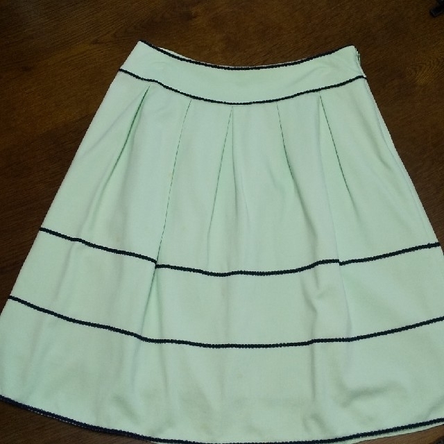 QUEENS COURT(クイーンズコート)の若草色ニットフレアースカート レディースのスカート(ひざ丈スカート)の商品写真