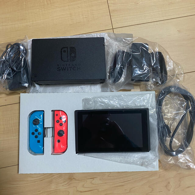 Nintendo Switch(ニンテンドースイッチ)のNintendo Switch  本体　美品 エンタメ/ホビーのゲームソフト/ゲーム機本体(家庭用ゲーム機本体)の商品写真