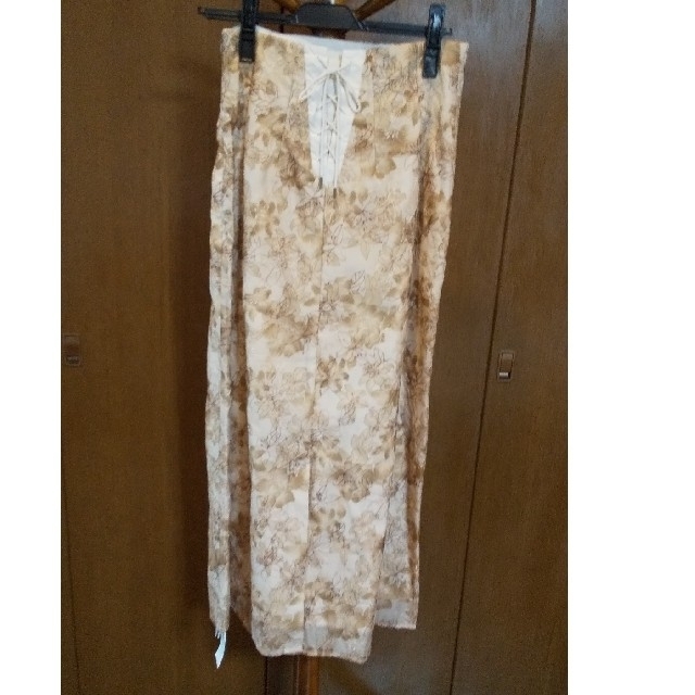 Lily Brown(リリーブラウン)の最終値下げ 新品タグ付き刺繍入りロングスカート レディースのスカート(ロングスカート)の商品写真