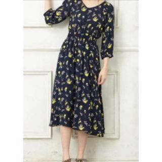 アラマンダ(allamanda)の花柄シフォンワンピース　ネイビーに黄色の花柄(ロングワンピース/マキシワンピース)