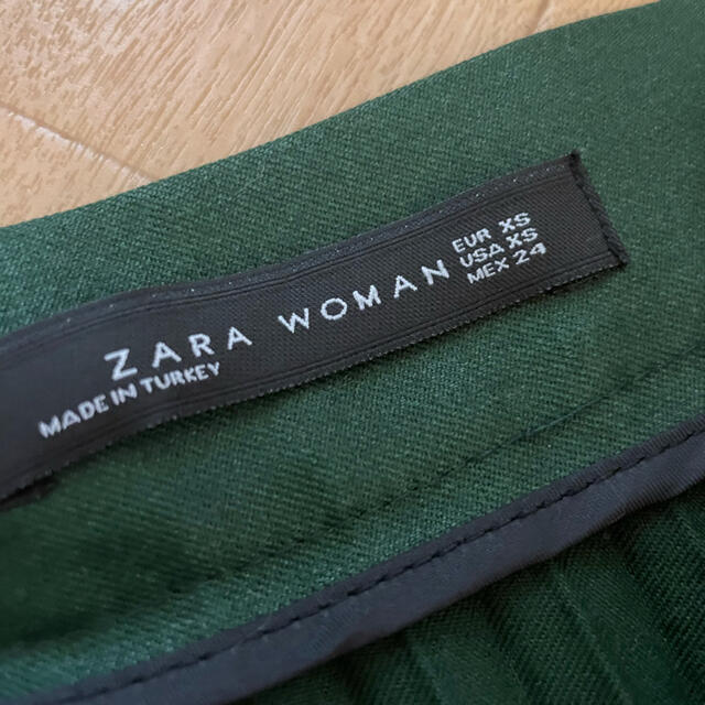 ZARA(ザラ)のZARA ザラ　グリーンプリーツ膝丈スカート レディースのスカート(ひざ丈スカート)の商品写真