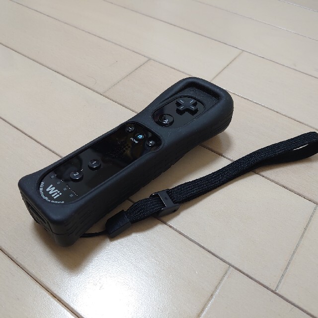 Wii(ウィー)のwiiリモコンプラス・ブラック エンタメ/ホビーのゲームソフト/ゲーム機本体(家庭用ゲーム機本体)の商品写真