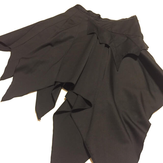 ATELIER BOZ(アトリエボズ)のBLACK PEACE NOW アシンメトリーコウモリスカート レディースのスカート(ひざ丈スカート)の商品写真