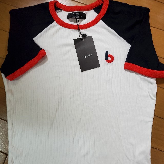 Bershka(ベルシュカ)のbershka　ベルシュカ　Tシャツ　M レディースのトップス(Tシャツ(半袖/袖なし))の商品写真