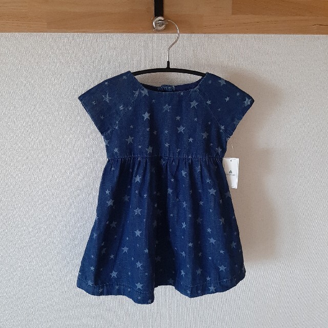 babyGAP(ベビーギャップ)の新品タグ付 babygap スターデニムワンピース90cm85cm ユニクロ キッズ/ベビー/マタニティのキッズ服女の子用(90cm~)(ワンピース)の商品写真