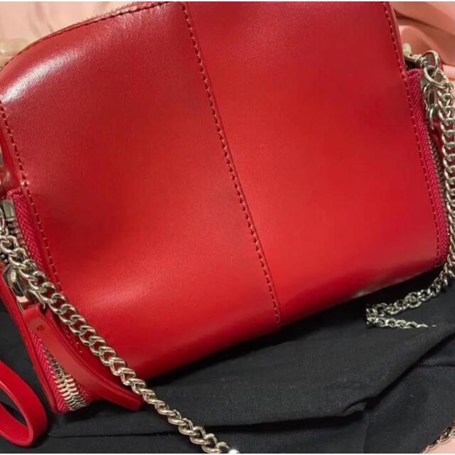 DIESEL(ディーゼル)のdiesel ディーゼル　ショルダーバッグ　赤　バレンティノ　ジミーチュウ レディースのバッグ(ショルダーバッグ)の商品写真