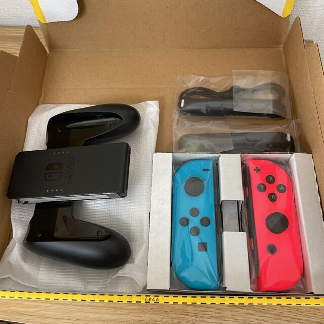 Nintendo Switch(ニンテンドースイッチ)のグリップ、ジョイコンセット　 ネオンブルー左 ネオンレッド右 ストラップ  新品 エンタメ/ホビーのゲームソフト/ゲーム機本体(その他)の商品写真
