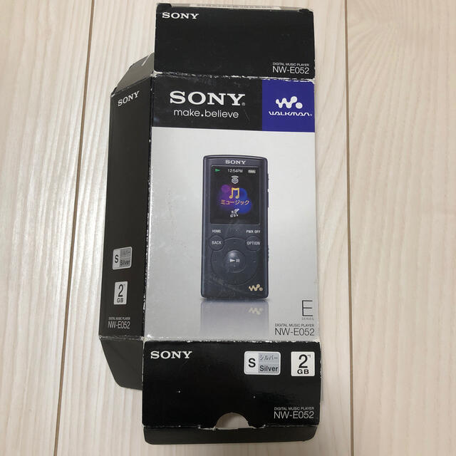 SONY(ソニー)のSONY ウォークマン NW-E052 (シルバー) 録音用ケーブル付き スマホ/家電/カメラのオーディオ機器(ポータブルプレーヤー)の商品写真