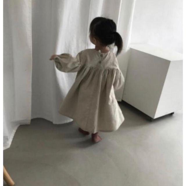 無地　ワンピース 100 アイボリー キッズ/ベビー/マタニティのキッズ服女の子用(90cm~)(ワンピース)の商品写真