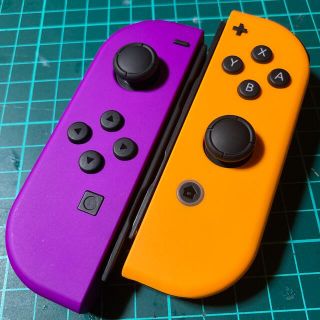 ニンテンドースイッチ(Nintendo Switch)のジョイコン  ★パープル・オレンジ★ストラップ付き‼️ 作動品　美品(家庭用ゲーム機本体)