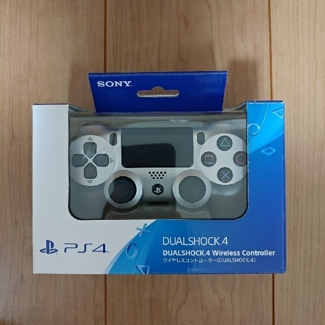 PlayStation4(プレイステーション4)のPS4純正コントローラー中古品　CUH-ZCT2J 15 　シルバー エンタメ/ホビーのゲームソフト/ゲーム機本体(その他)の商品写真